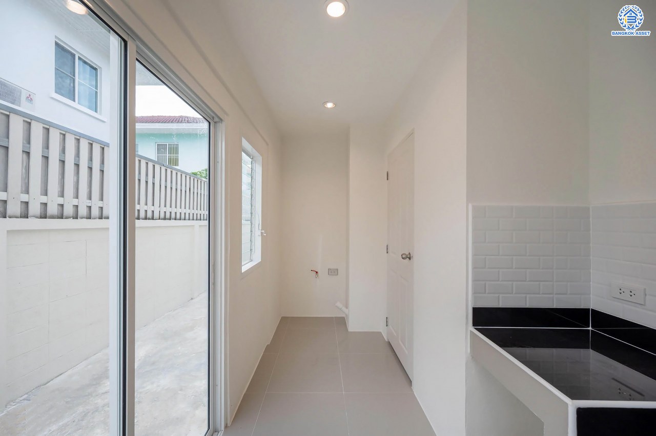 บ้านมือสองตกแต่งใหม่ คุณภาพระดับ L&H โครงการ ชลลดา วัดลาดปลาดุก บนเนื้อที่ 53.2 ตร.ว. ฟังก์ชัน 3 ห้องนอน 2 ห้องน้ำ 1 ที่จอดรถ บนทำเลศักยภาพ เชื่อมต่อหลายเส้นทาง ใกล้รถไฟฟ้าสายสีม่วง "สถานีคลองบางไผ่" และเซ็นทรัล เวสต์เกต